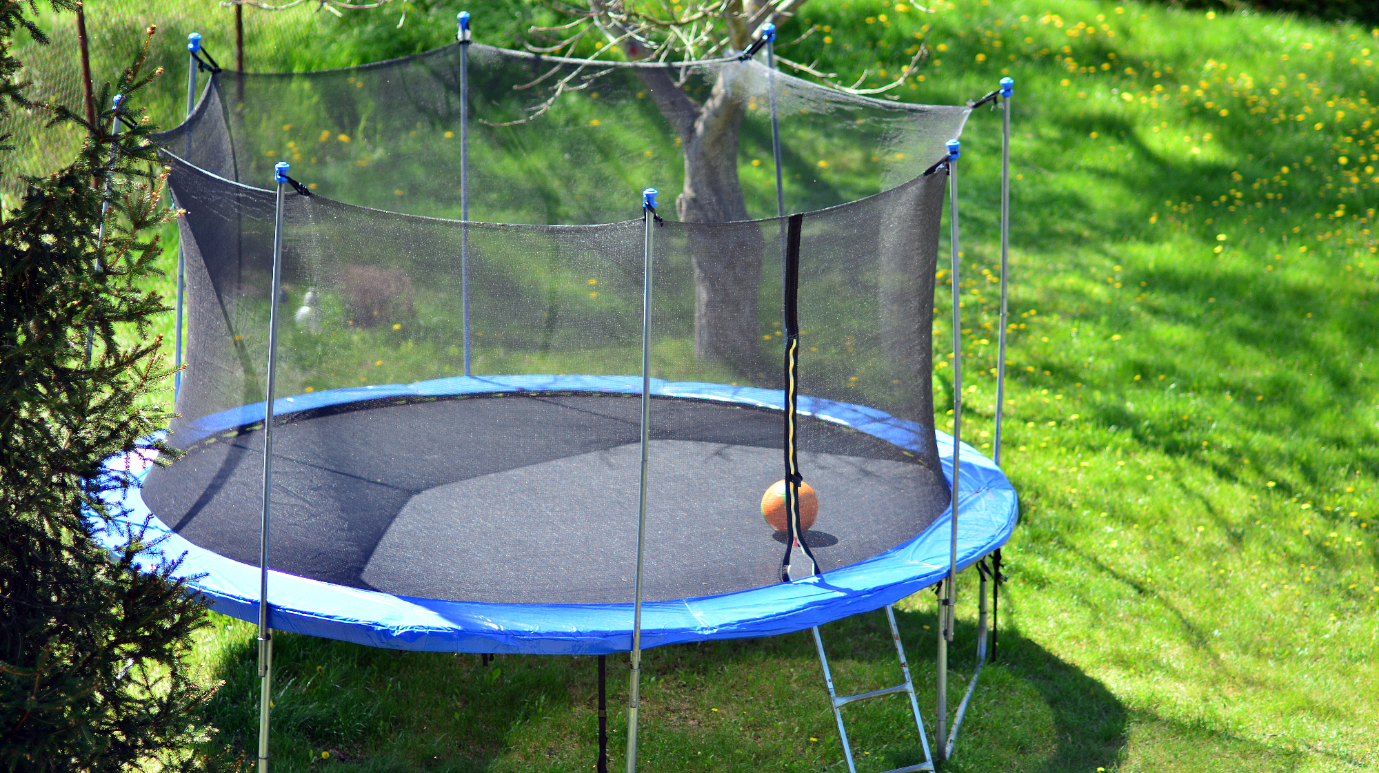 Trampolini in majhni otroci